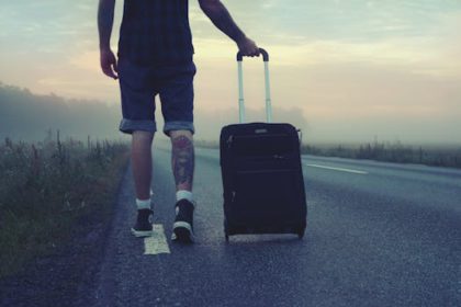 Traveling with hitchhiking to meet new people and live unique experiences, expanding your personal horizons